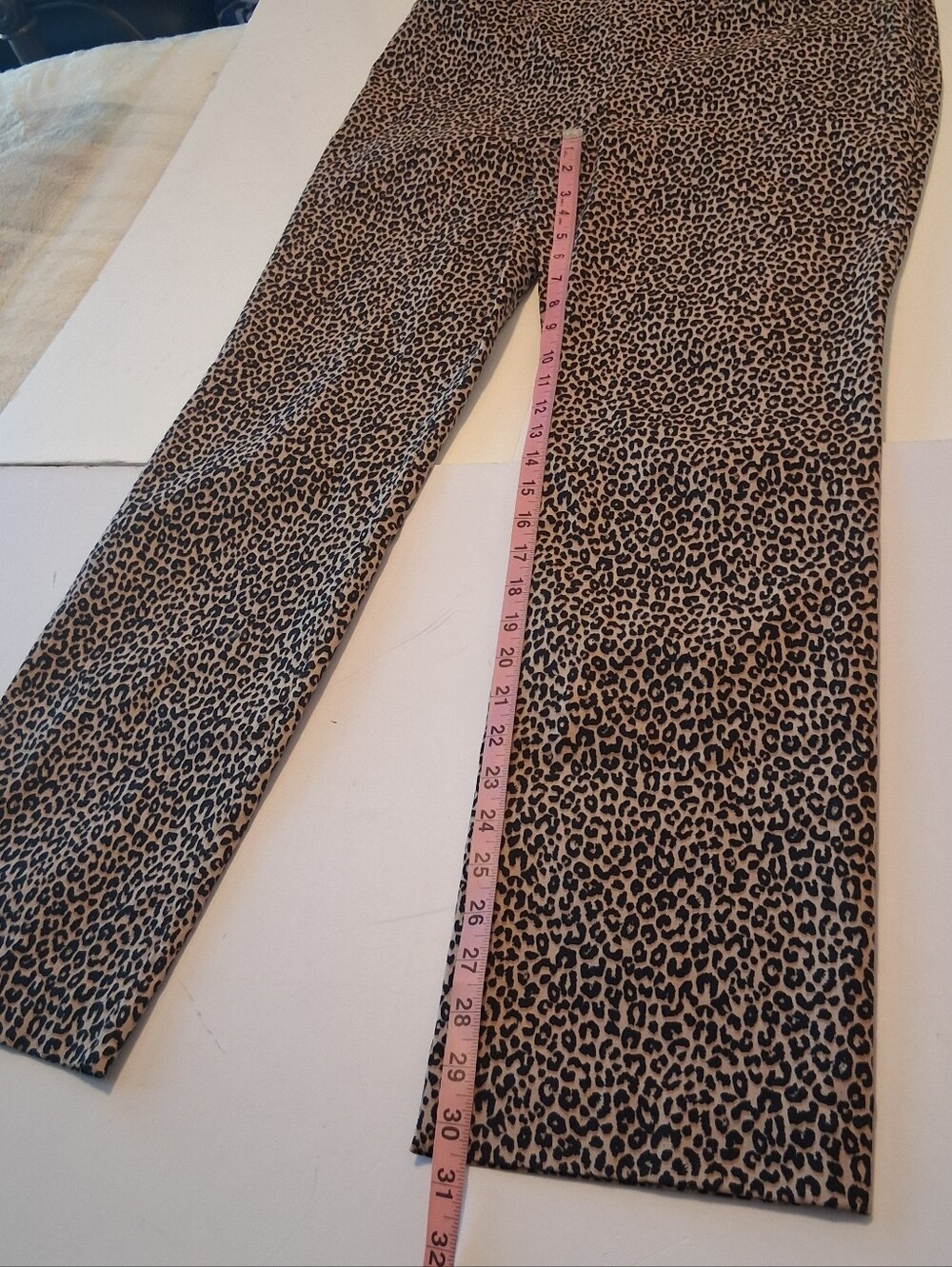Chicos Leopard Animal Print Pull-on Stretch Pants Sz 10 Neutral Mobwife LIKE NEW - Picture 10 of 11